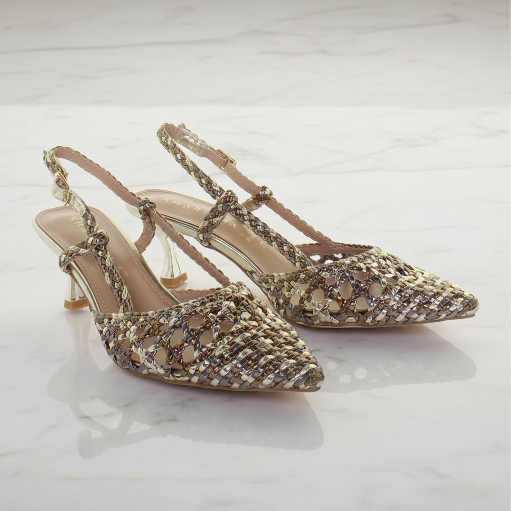 Coppia di décollété slingback intrecciate multi bronzo su pavimento in marmo