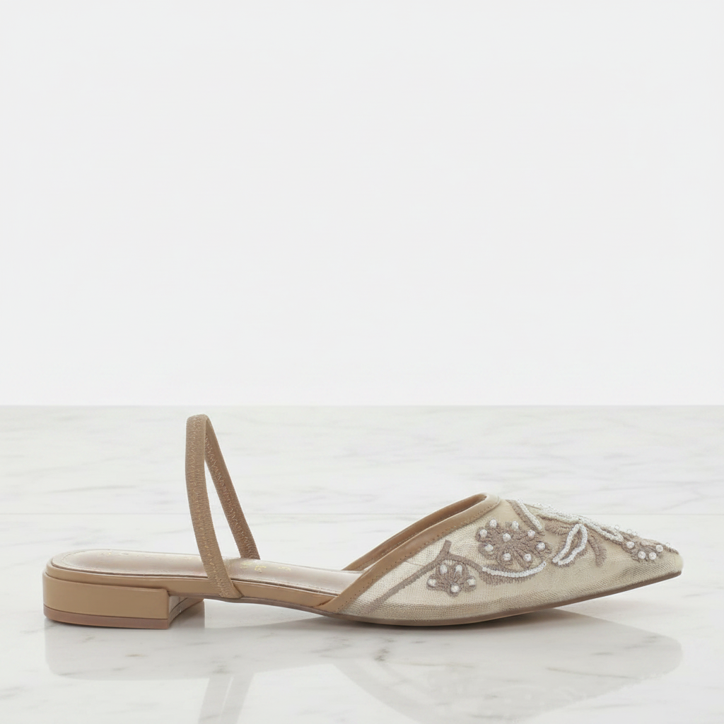 Ballerina slingback rete perline beige, vista laterale su pavimento in marmo