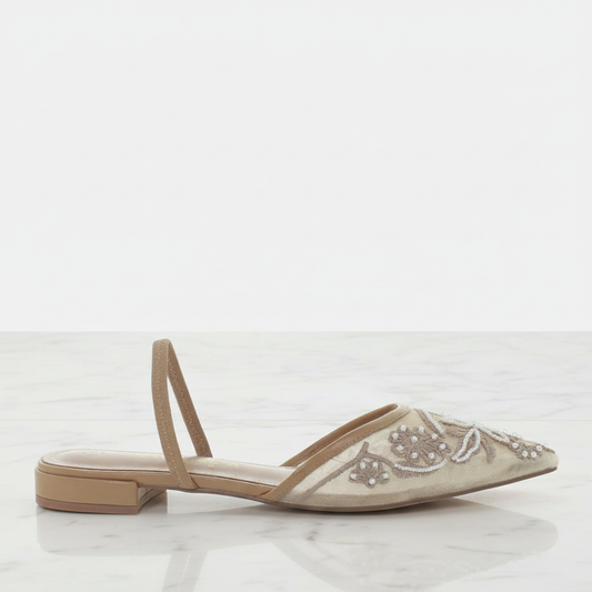 Ballerina slingback rete perline beige, vista laterale su pavimento in marmo