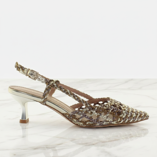 Décollété slingback intrecciata multi bronzo con kitten heel, vista laterale su pavimento in marmo
