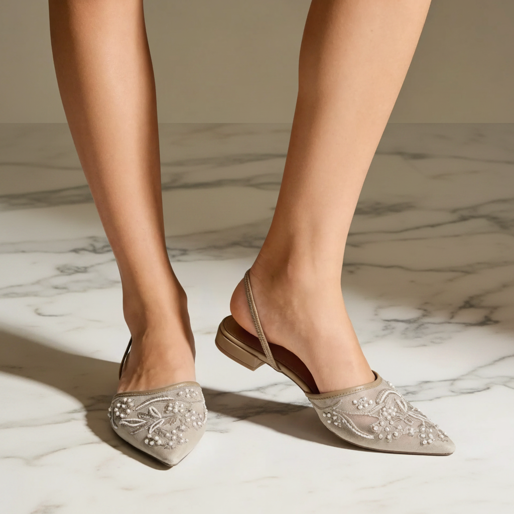 Ballerine slingback rete perline beige indossate su pavimento in marmo