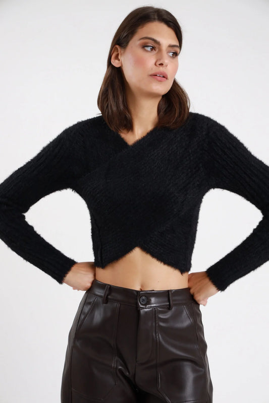 Pullover incrociato crop nero effetto pelo - vista frontale modella