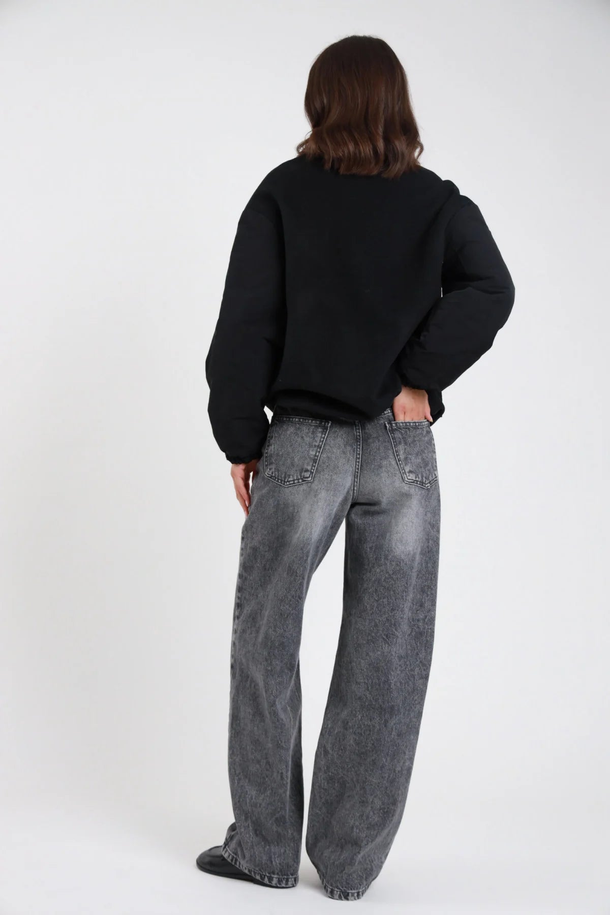 Jeans Mire straight leg wide leg grigio antracite stonewashed vita alta 5 tasche gamba larga maxi orlo grezzo retro intera mani fianchi - modella retro intera mani fianchi sguardo non visibile capelli castani scuri sfondo bianco bomber nero loafer neri