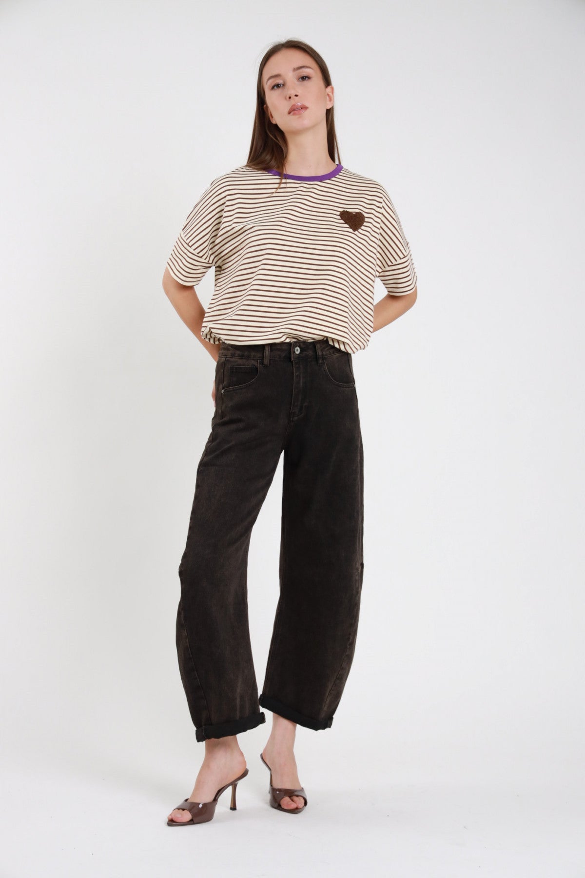 Jeans banana sabbiato nero donna Susy Mix – vita alta barrel leg vista frontale con t-shirt righe cuore e sandali tacco
