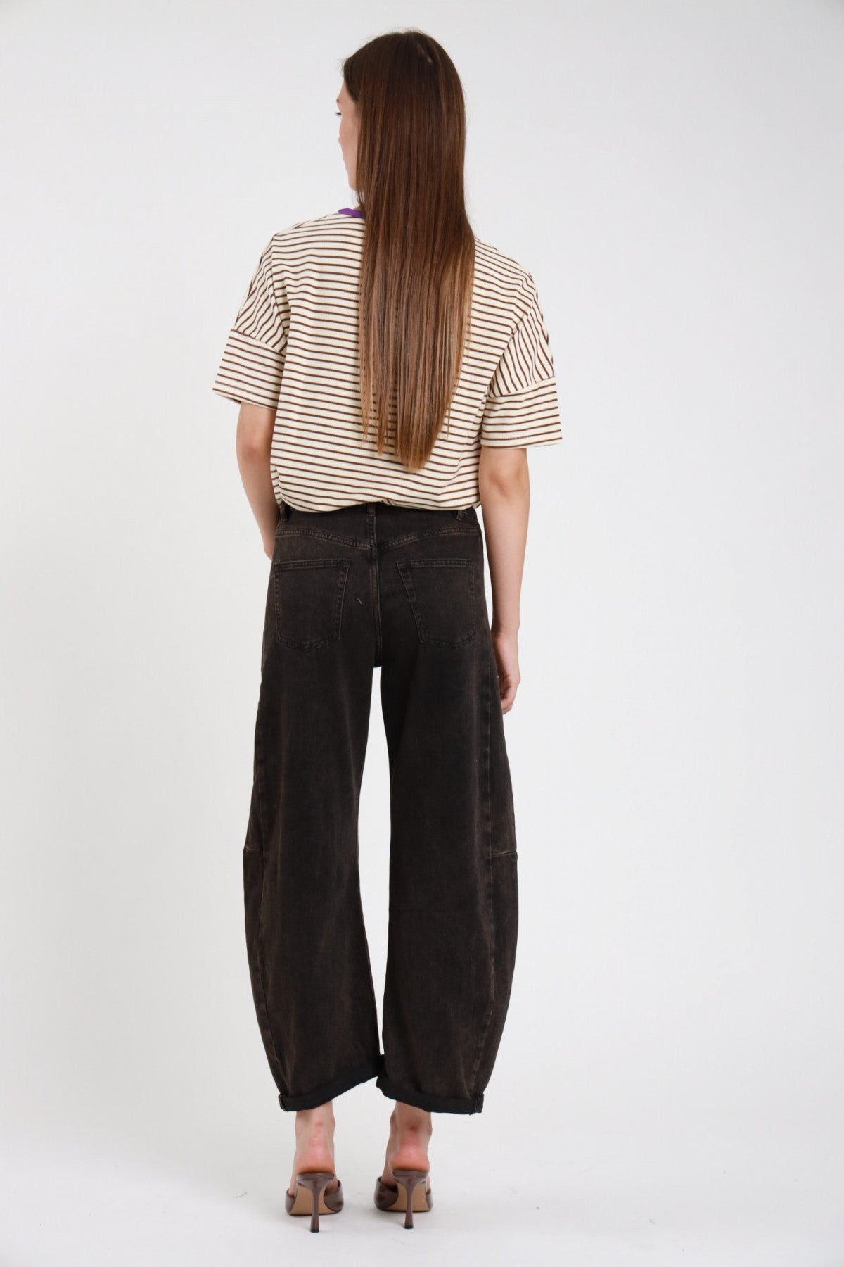 Jeans banana sabbiato nero donna Susy Mix – vita alta barrel leg vista posteriore con t-shirt righe e sandali tacco