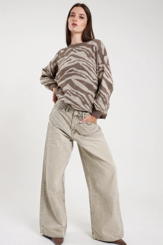 Jeans Chiara baggy marmorizzato beige sabbia acid wash donna vita alta wide leg - vista frontale intera con maglione zebrato marrone e décolleté marroni