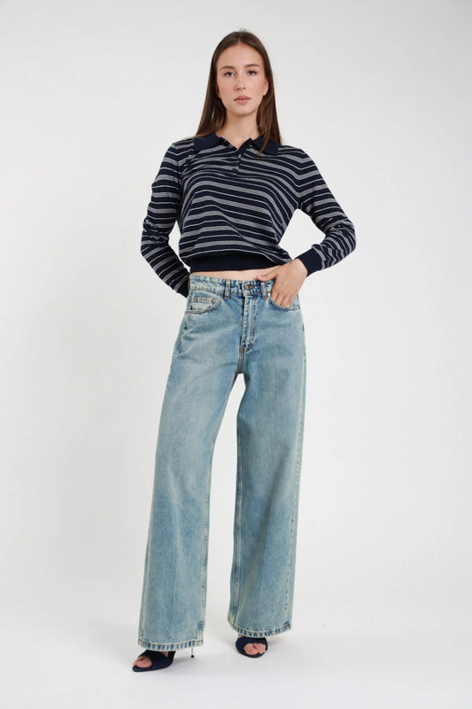 Jeans dritto wide leg palazzo blu chiaro lavato donna vita media 5 tasche fondo sfrangiato - vista frontale intera con polo righe navy e sandali neri