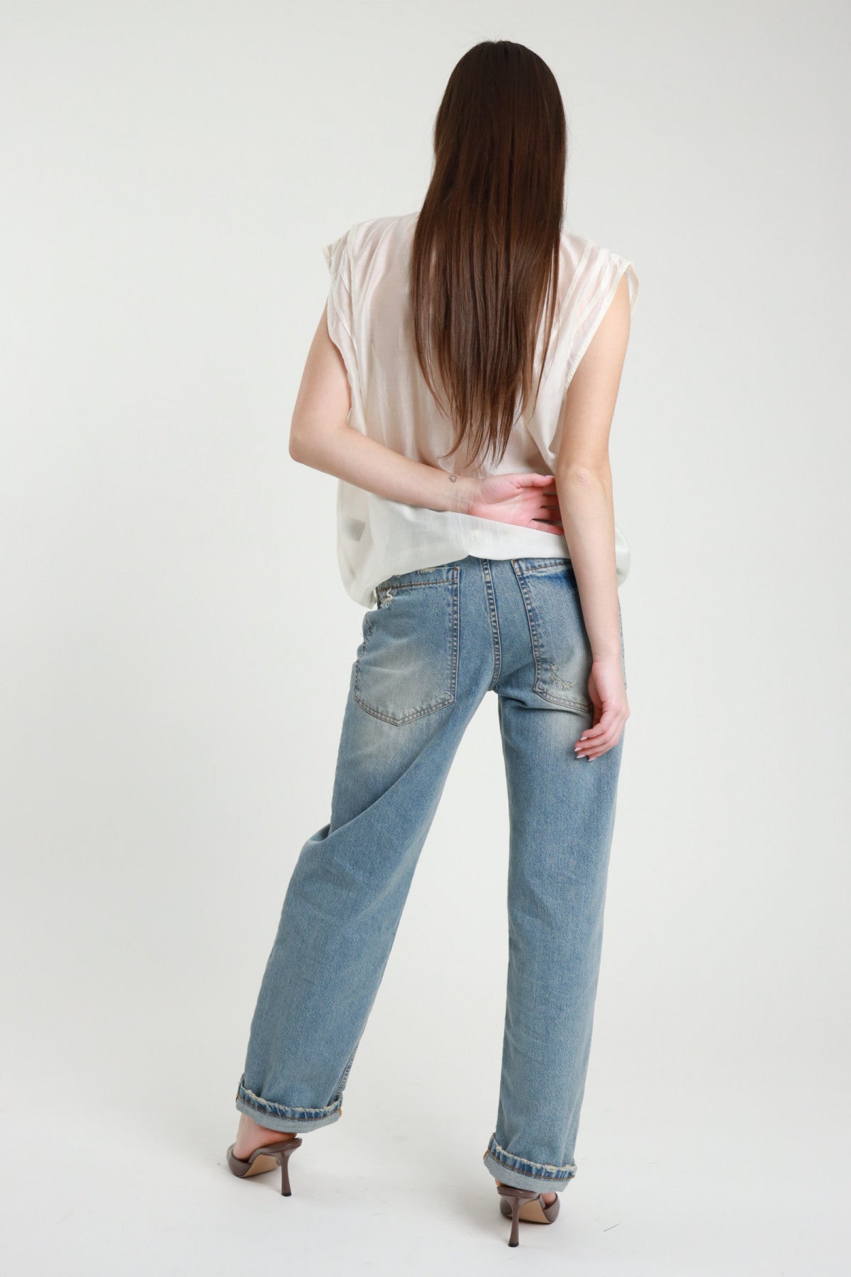JEANS SABBIATO CON ROTTURE