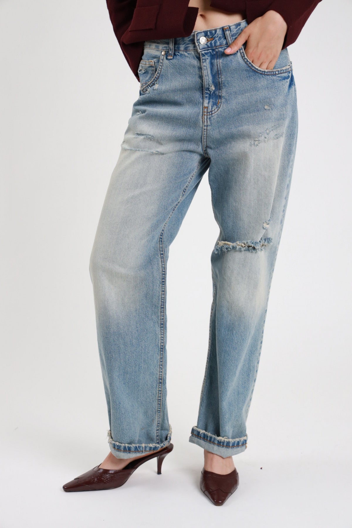 Dettaglio jeans sabbiato con rotture sulle ginocchia e risvolto Susy Mix Pre-Fall