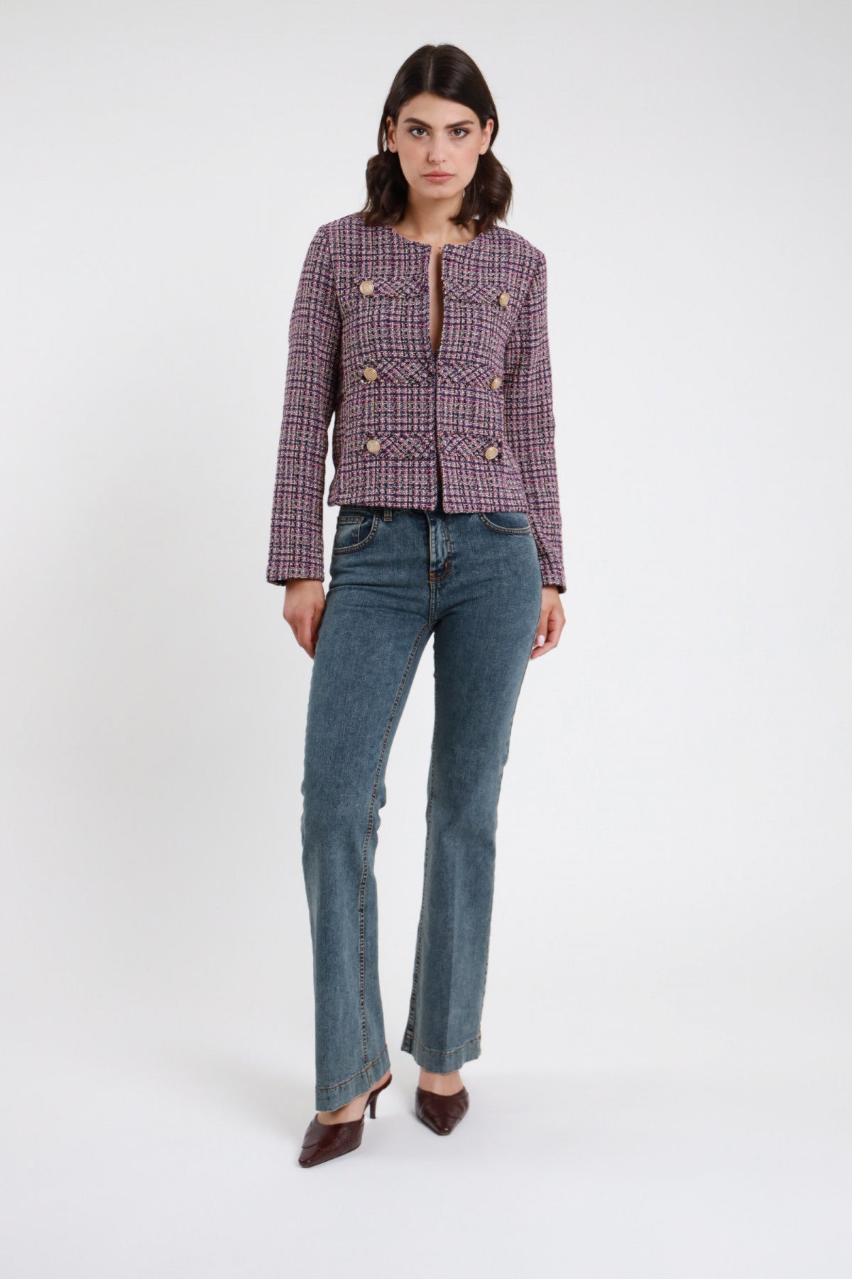 Jeans Emily flare denim vintage azzurro donna Susy Mix – vita alta taschine bottoni gioiello vista frontale con giacca tweed e mules bordeaux