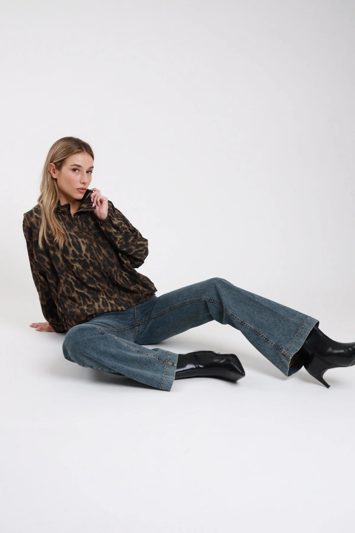 Jeans Emily flare bootcut denim medio vintage frontale dettaglio vita taschine decorative chiusura bottone zip gamba flare - modella frontale dettaglio vita-coscia taschine bomber animalier abbinato stivali neri