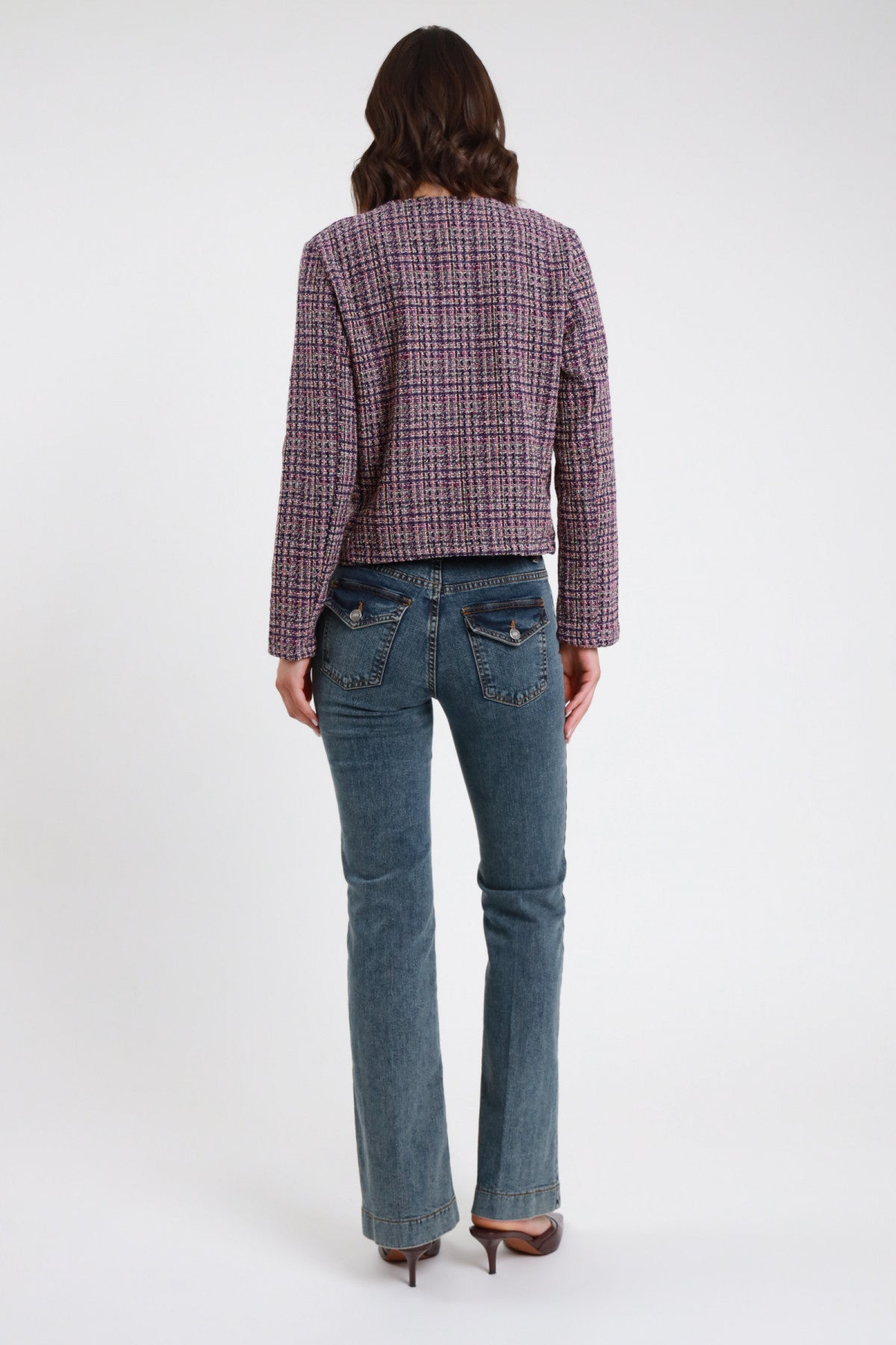 Jeans Emily flare denim vintage azzurro donna Susy Mix – vita alta taschine posteriori vista posteriore con giacca tweed e mules bordeaux