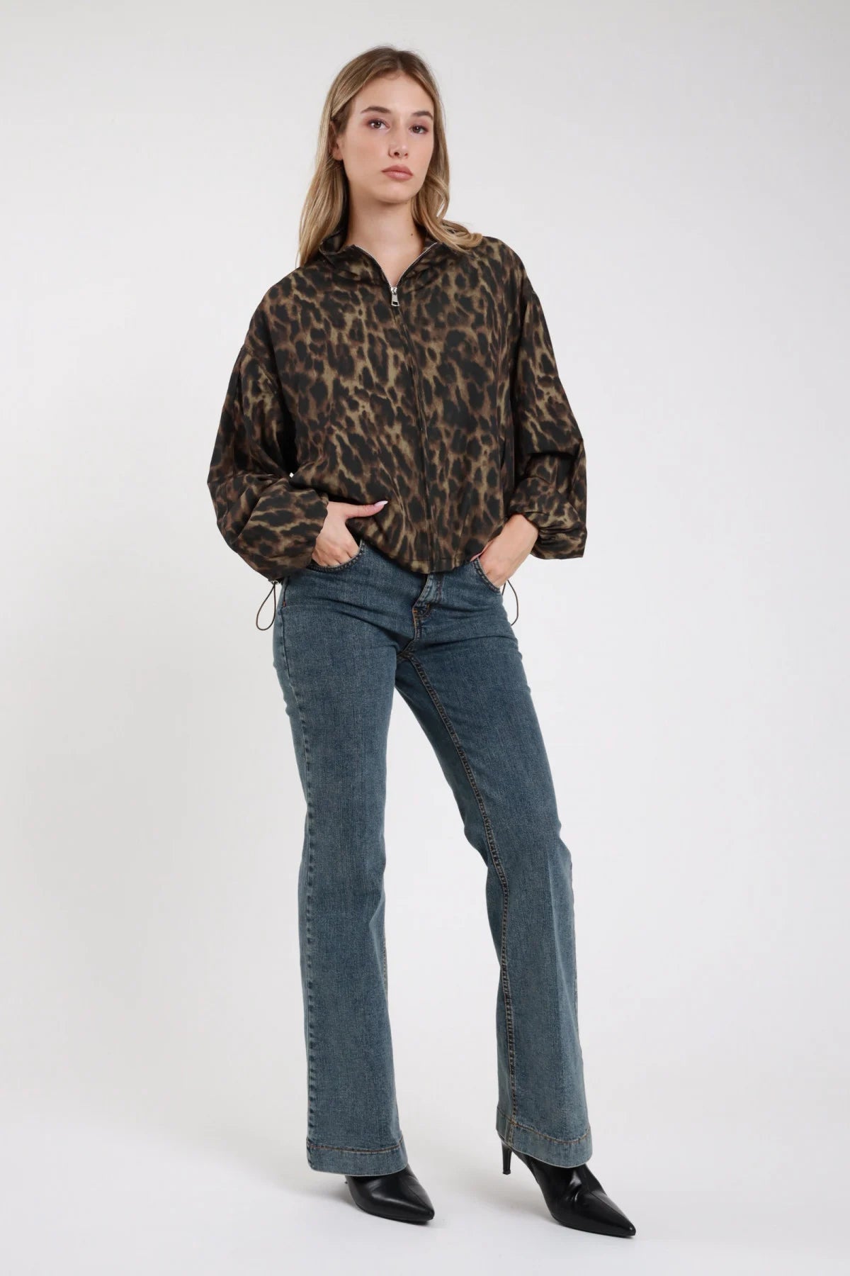 Jeans Emily flare bootcut denim medio vintage retro intera tasche posteriori cuciture contrasto gamba flare orlo risvolto cuff - modella retro intera bomber animalier stivali neri capelli biondi mossi lunghi