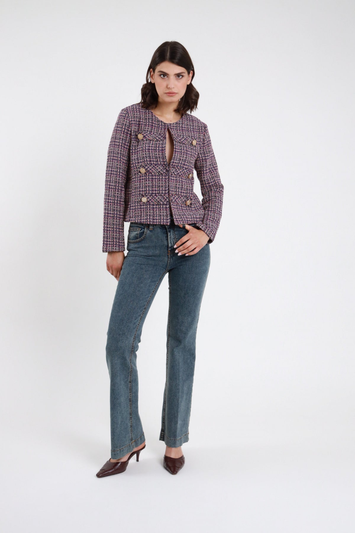 Jeans Emily flare denim vintage azzurro donna Susy Mix – vita alta silhouette campana vista frontale intera con giacca tweed e mules bordeaux