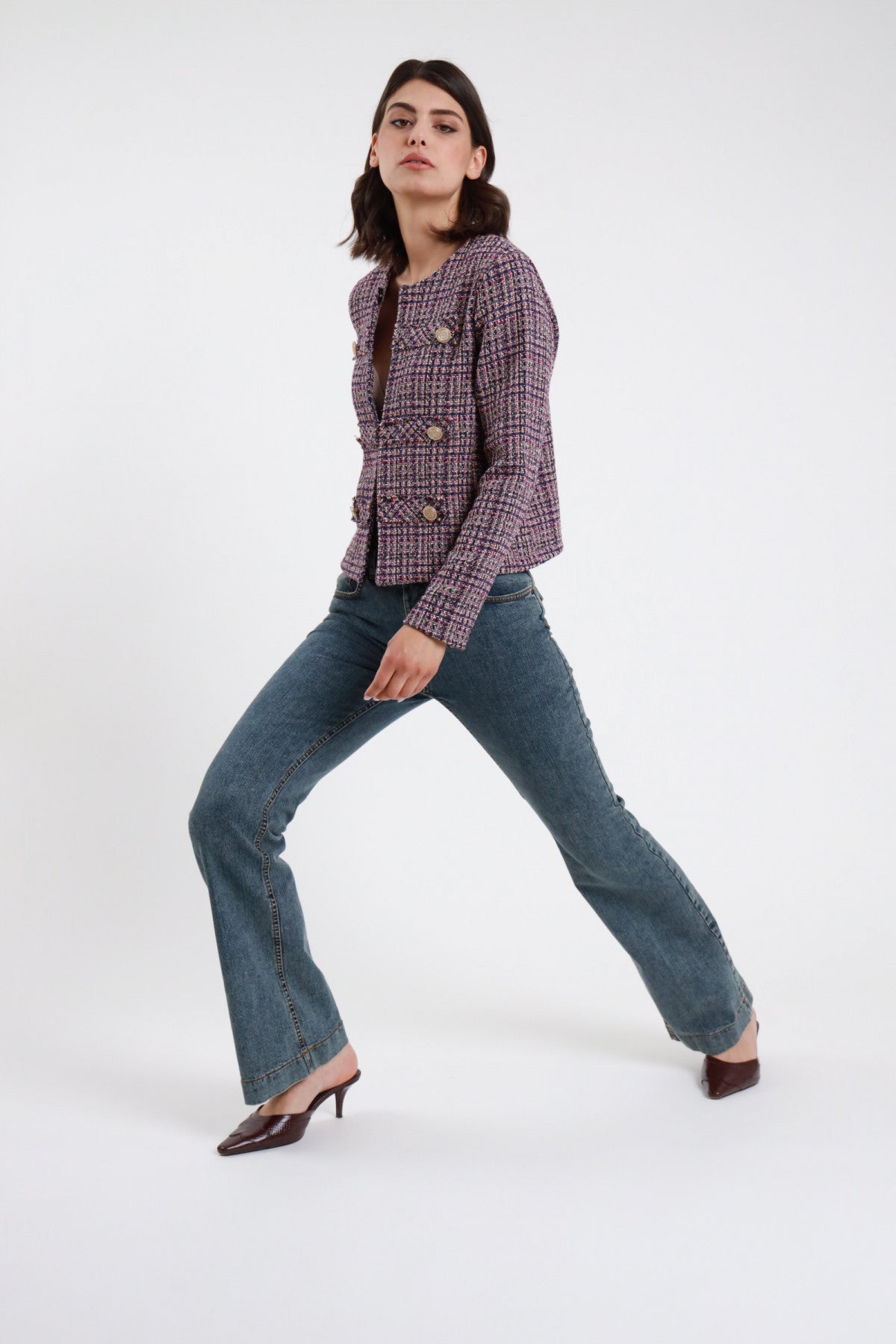 Jeans Emily flare denim vintage azzurro donna Susy Mix – vita alta silhouette campana vista laterale dinamica con giacca tweed e mules bordeaux