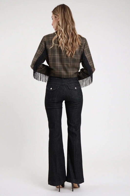 Jeans Emily Flare nero antracite dark raw 98% cotone vita alta 2 taschine posteriori bottoni decorativi argentati gamba flare svasata orlo sfrangiato grezzo floor length posteriore intera - modella intera posteriore capelli biondi mossi sfondo bianco blazer check frange coordinato décolleté punta neri