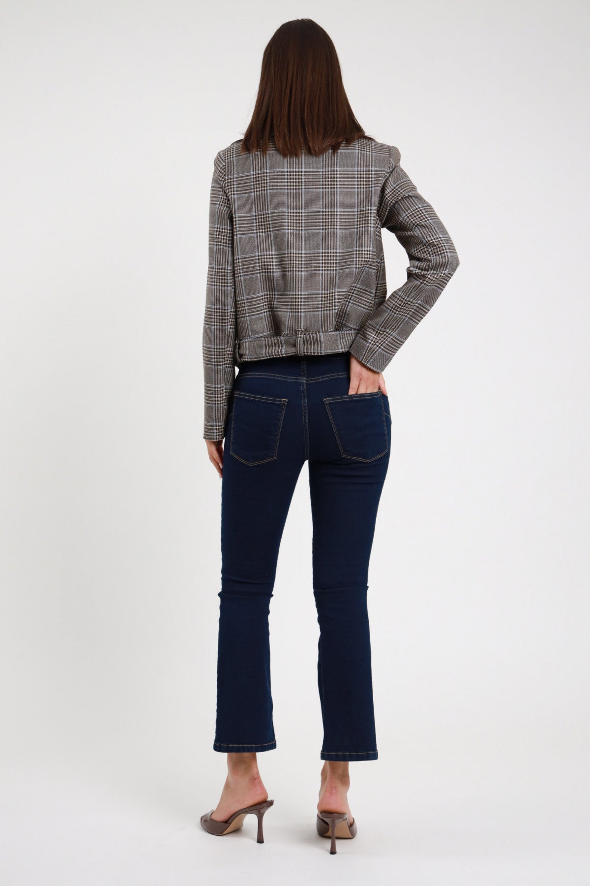 Jeans Ery Flare bootcut blu navy dark wash indigo 98% cotone vita alta passanti 2 tasche posteriori topstitching oro gamba flare dal ginocchio lunghezza crop 7/8 malleolo posteriore intera - modella intera posteriore posa mano fianco sguardo basso capelli castani scuri bob sfondo bianco blazer prince of wales grigio marrone sabot mule tacco taupe