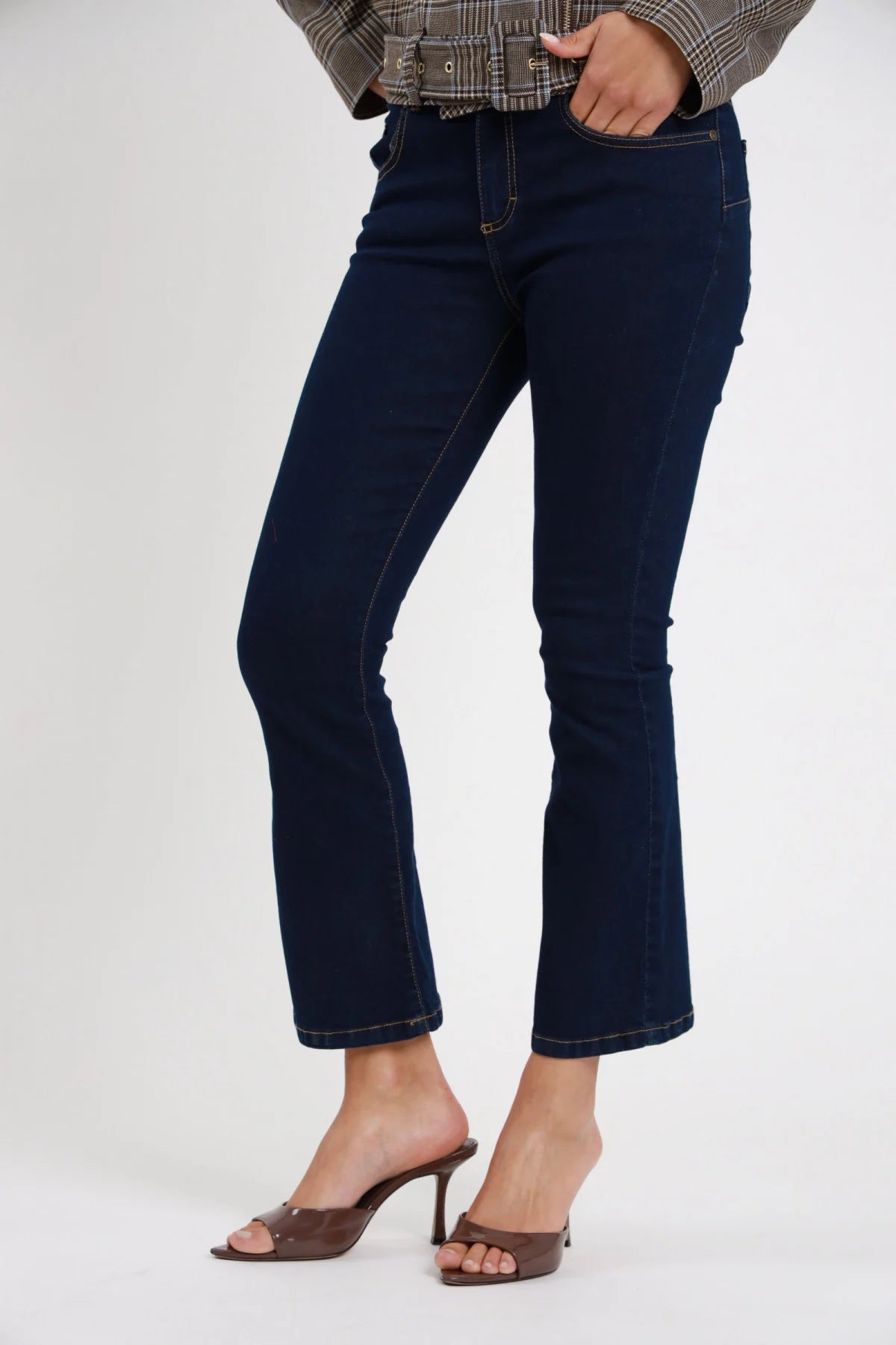 Jeans Ery Flare bootcut blu navy dark wash indigo 98% cotone dettaglio laterale 3/4 gamba flare vita alta tasche frontali filetto cintura fibbia accessorio topstitching oro - modella vita gamba laterale mano tasca sfondo bianco blazer prince of wales grigio