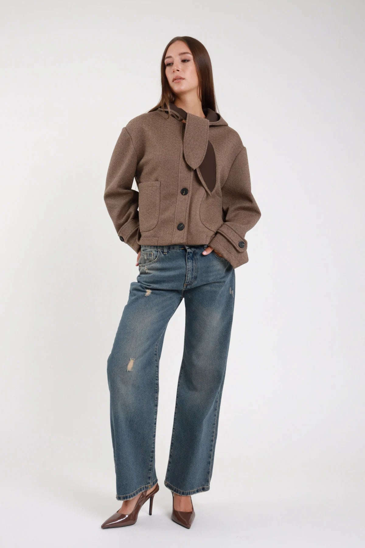 Jeans straight leg vita alta denim vintage - modella vista laterale intera con giacca cammello cappuccio e mules marroni