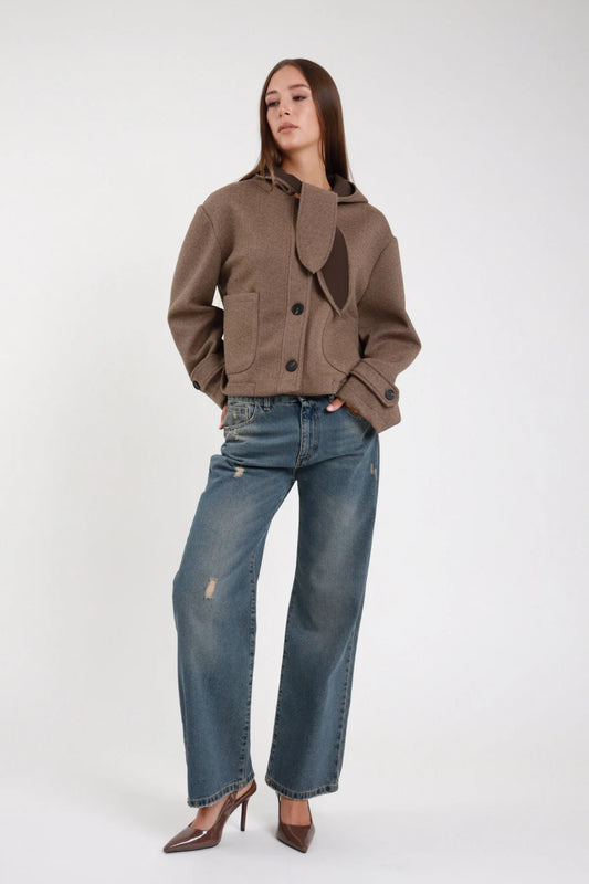 Jeans straight leg vita alta denim vintage - modella vista laterale intera con giacca cammello cappuccio e mules marroni