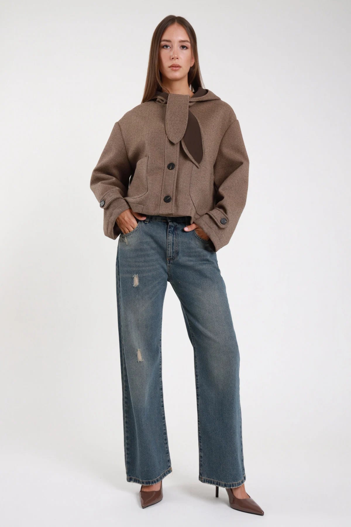 Jeans Tina straight leg wide denim strappi - modella vista frontale intera sguardo basso con giacca cammello cappuccio e mules marroni