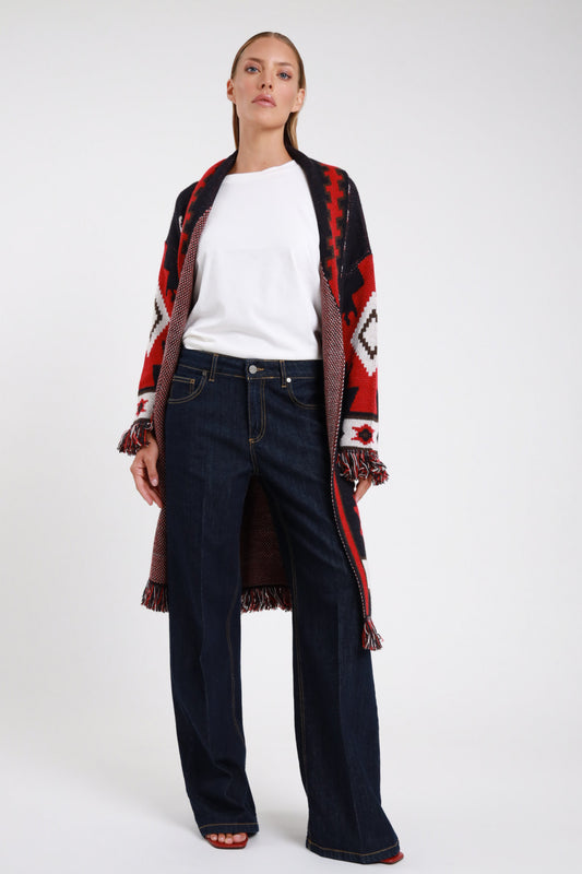 Jeans palazzo wide-leg blu indigo scuro frontale intera mid-rise silhouette ampia full-length cardigan azteco rosso nero - modella frontale intera sguardo frontale t-shirt bianca cardigan azteco frange sandali rossi capelli castani raccolti
