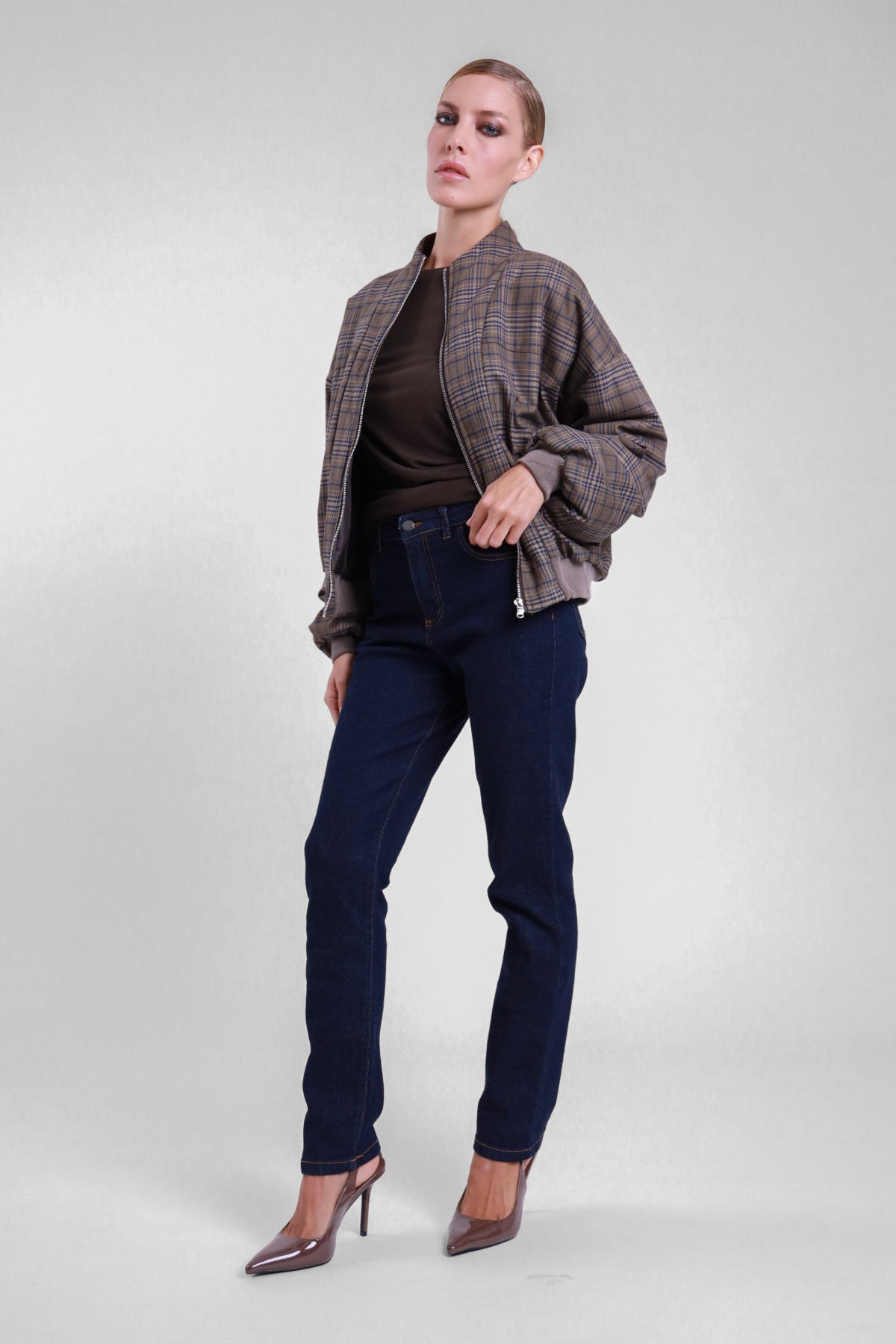 Jeans skinny Susy Mix in denim blu scuro, vista frontale della linea affusolata e del bottone in vita