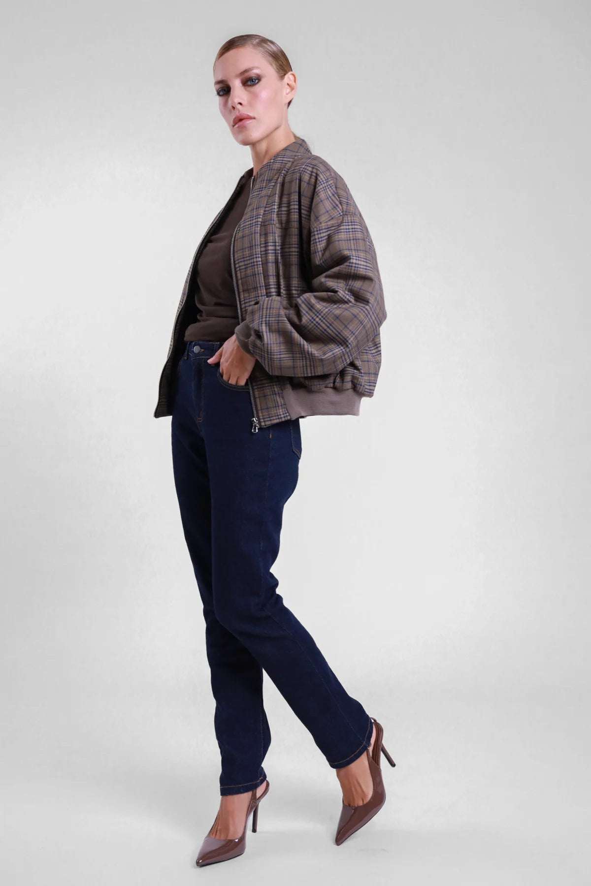Jeans skinny Susy Mix blu scuro, vista di tre quarti indossata con bomber check e décolleté