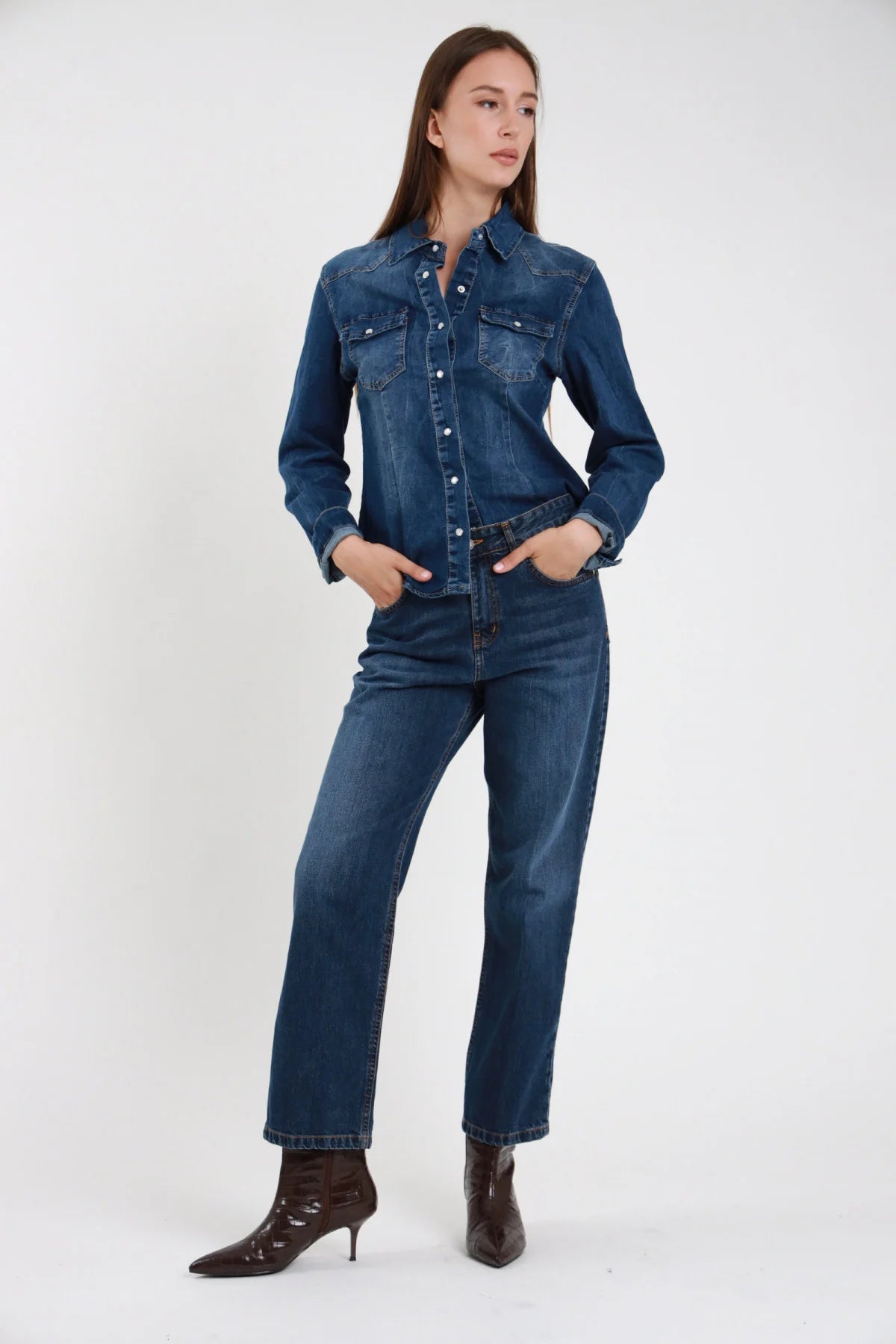 Jeans Manu straight blu medio lavato donna vita alta gamba dritta cropped - vista frontale intera total denim con camicia denim e stivali marroni