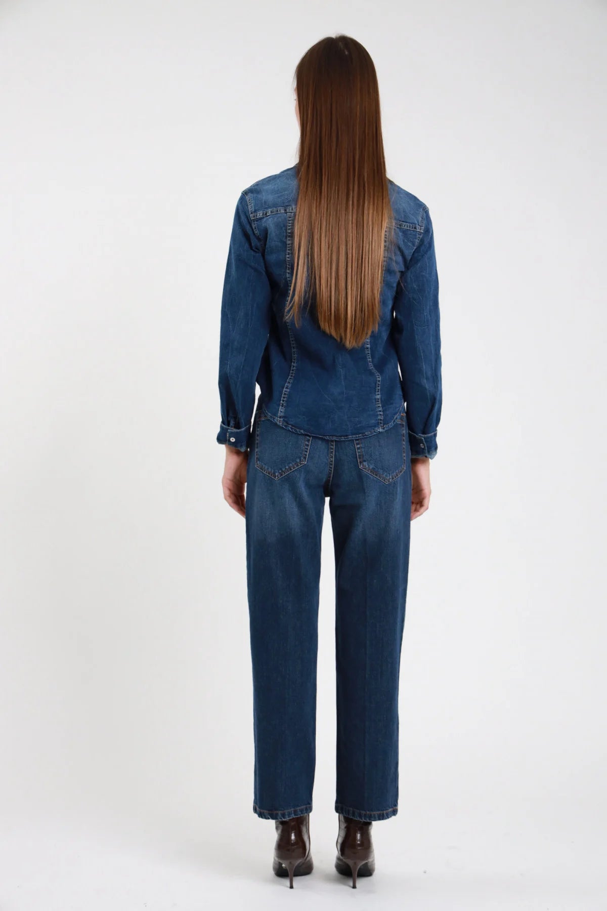 Jeans Manu straight blu medio lavato donna vita alta gamba dritta - vista posteriore total denim con camicia denim e stivali marroni