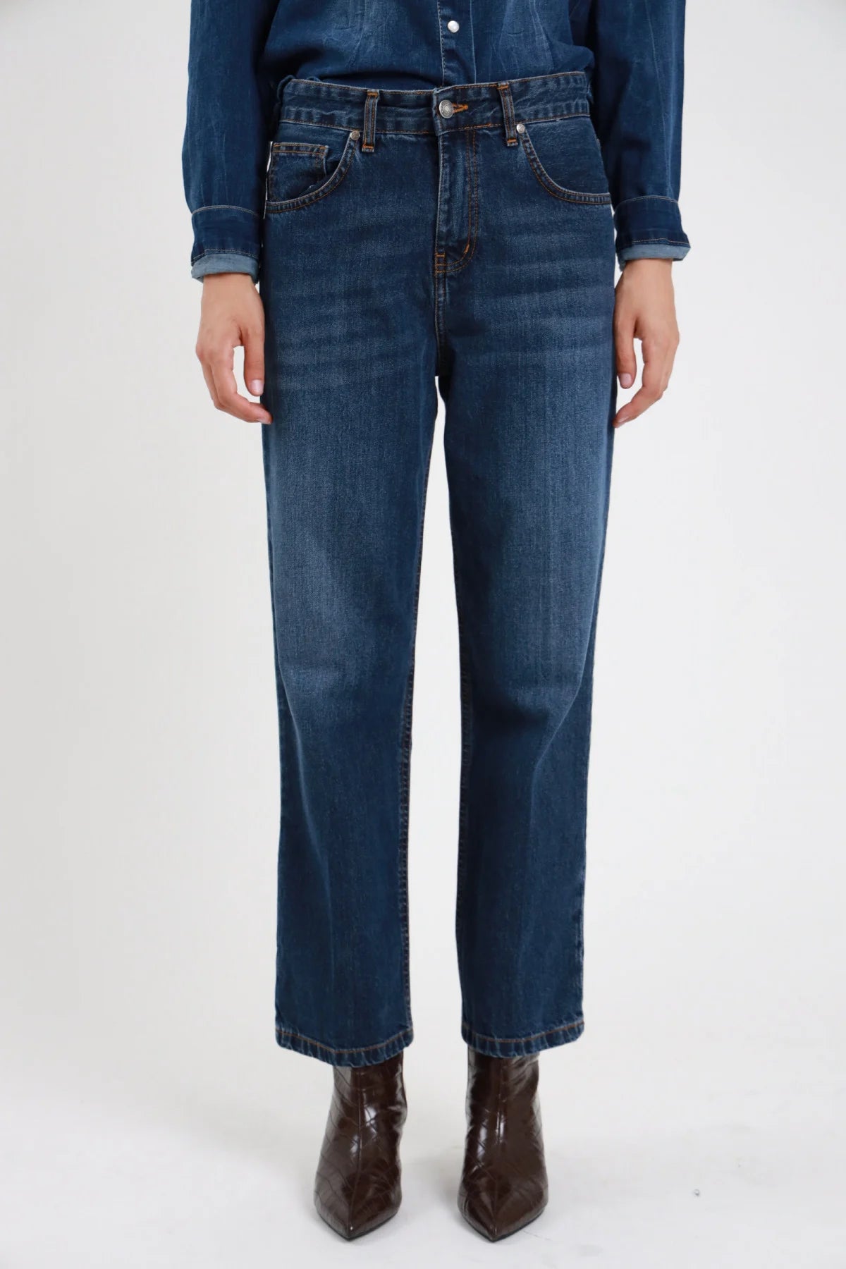 Jeans Manu straight blu medio lavato donna - dettaglio vita alta 5 tasche rivetti rame chiusura zip bottone con camicia denim e stivali marroni