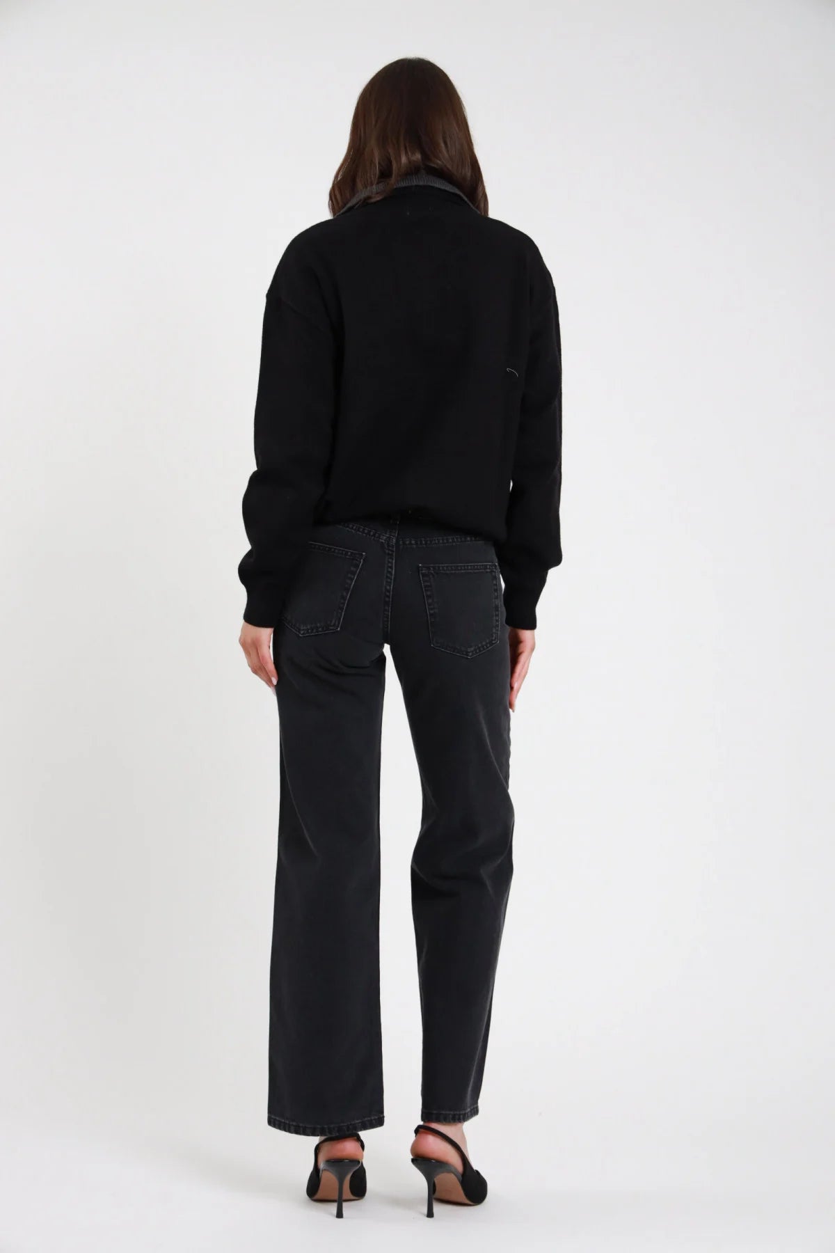 Jeans Debby Straight nero washed stone wash 5 tasche vita media orlo grezzo raw hem gamba dritta retro intera in piedi - modella retro intera sguardo laterale capelli castani sfondo bianco half-zip maglia nero sandali spillo neri