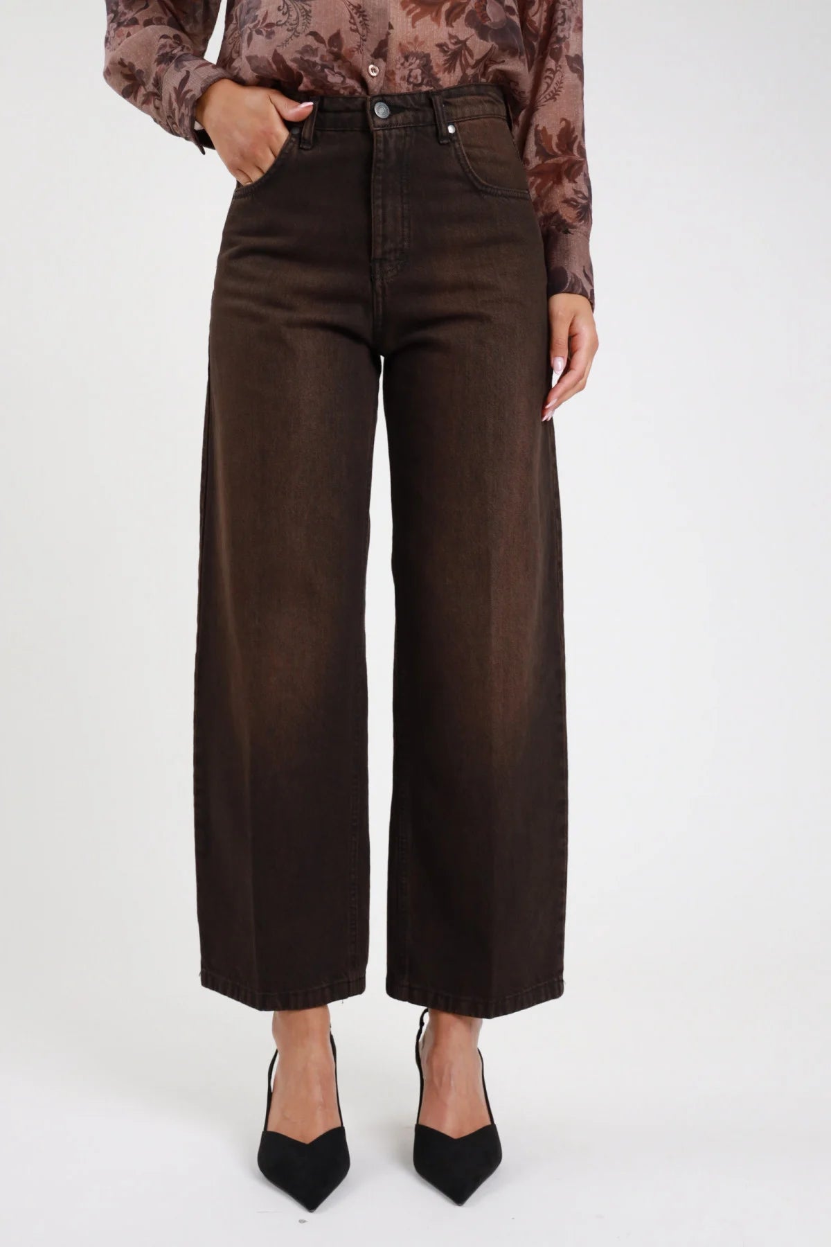 Jeans Cinzia wide leg marrone cioccolato donna vita alta bottone pressione zip 5 tasche gamba larga dritta cropped - dettaglio frontale tre quarti mano in tasca con décolleté neri