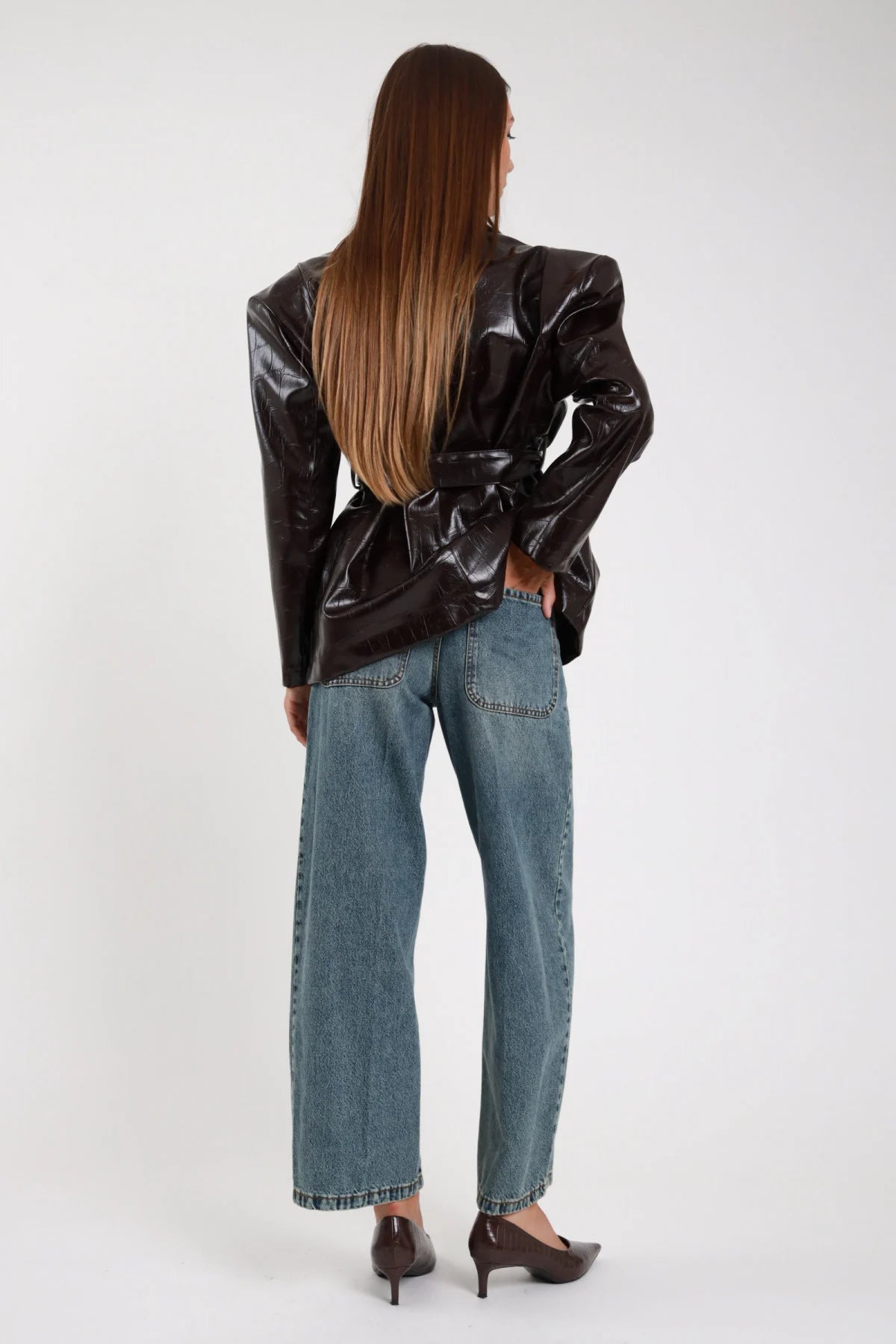 Jeans wide leg denim vintage ultra-ampio - modella vista posteriore intera dettaglio tasche posteriori orlo grezzo con blazer ecopelle marrone