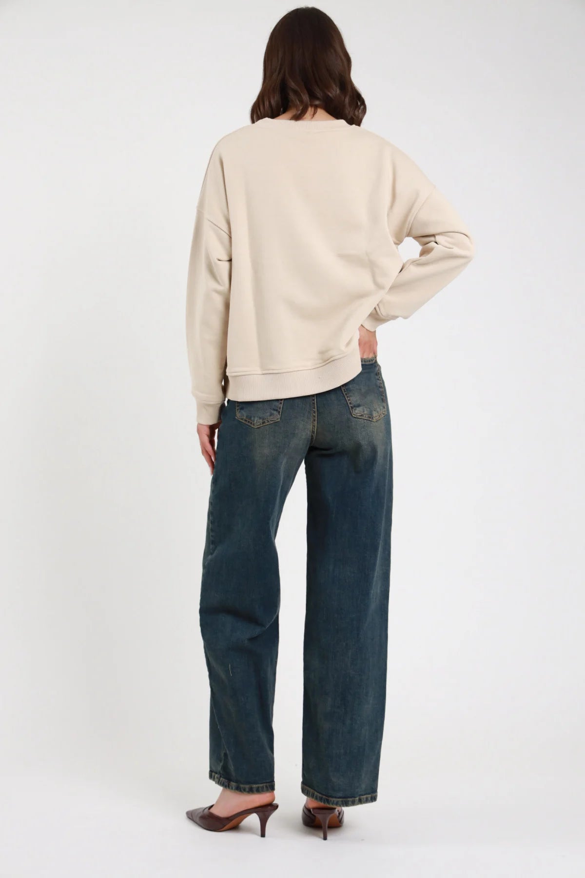 Jeans Eddie Wide Leg denim indaco blu petrol sovratinto vintage vita media 5 tasche cuciture V posteriori orlo grezzo sfrangiato retro intera in piedi - modella retro intera mano fianco sguardo laterale capelli castani scuri sfondo bianco felpa panna mule kitten heel marrone