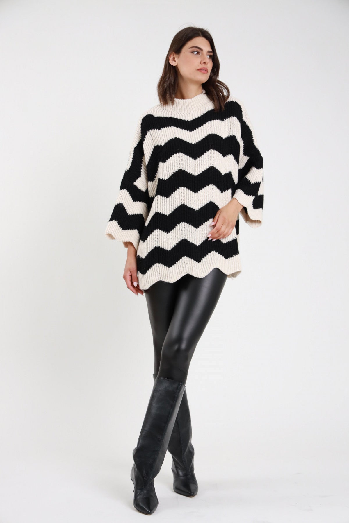 Leggings ecopelle neri donna - vista frontale abbinati a maglione chevron bianco e nero
