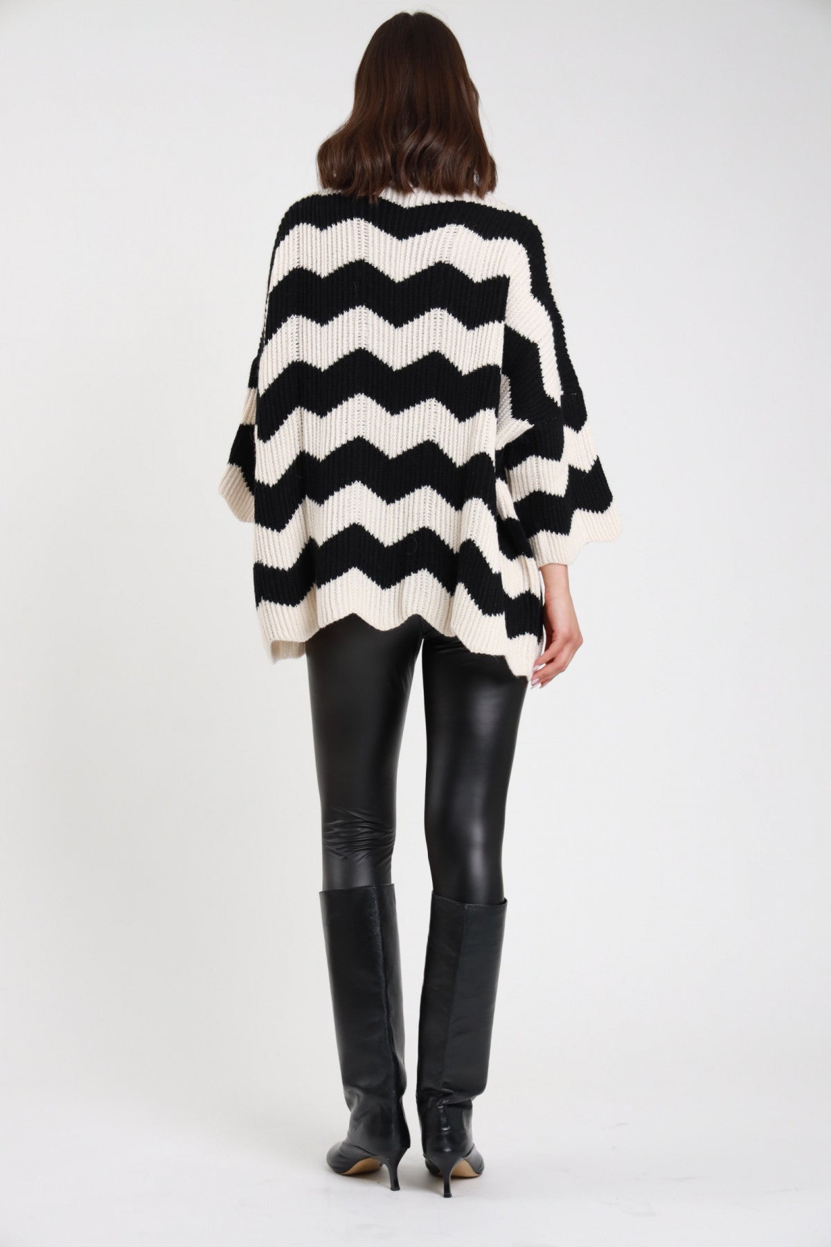 Leggings ecopelle neri donna - vista posteriore con maglione chevron bianco e nero