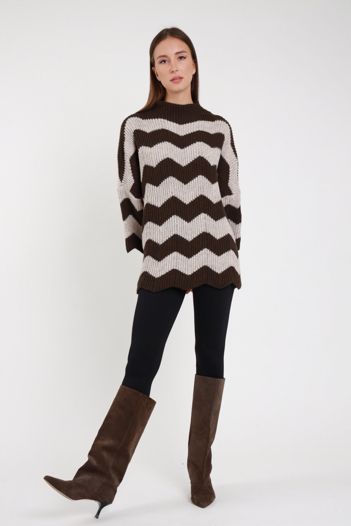 Leggings tactel donna marrone scuro abbinati a maglione chevron bicolor - vista frontale