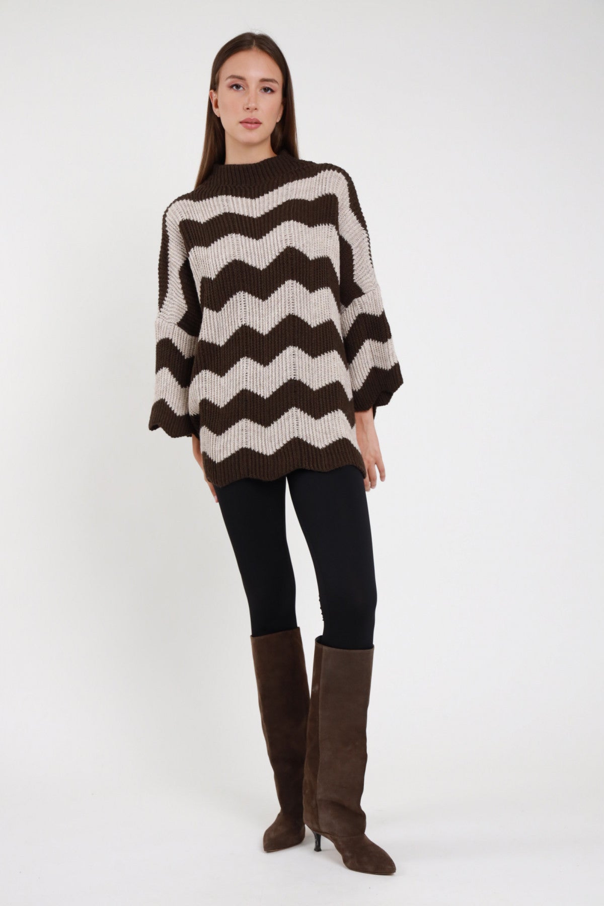 Leggings tactel donna marrone scuro abbinati a maglione chevron bicolor - vista laterale