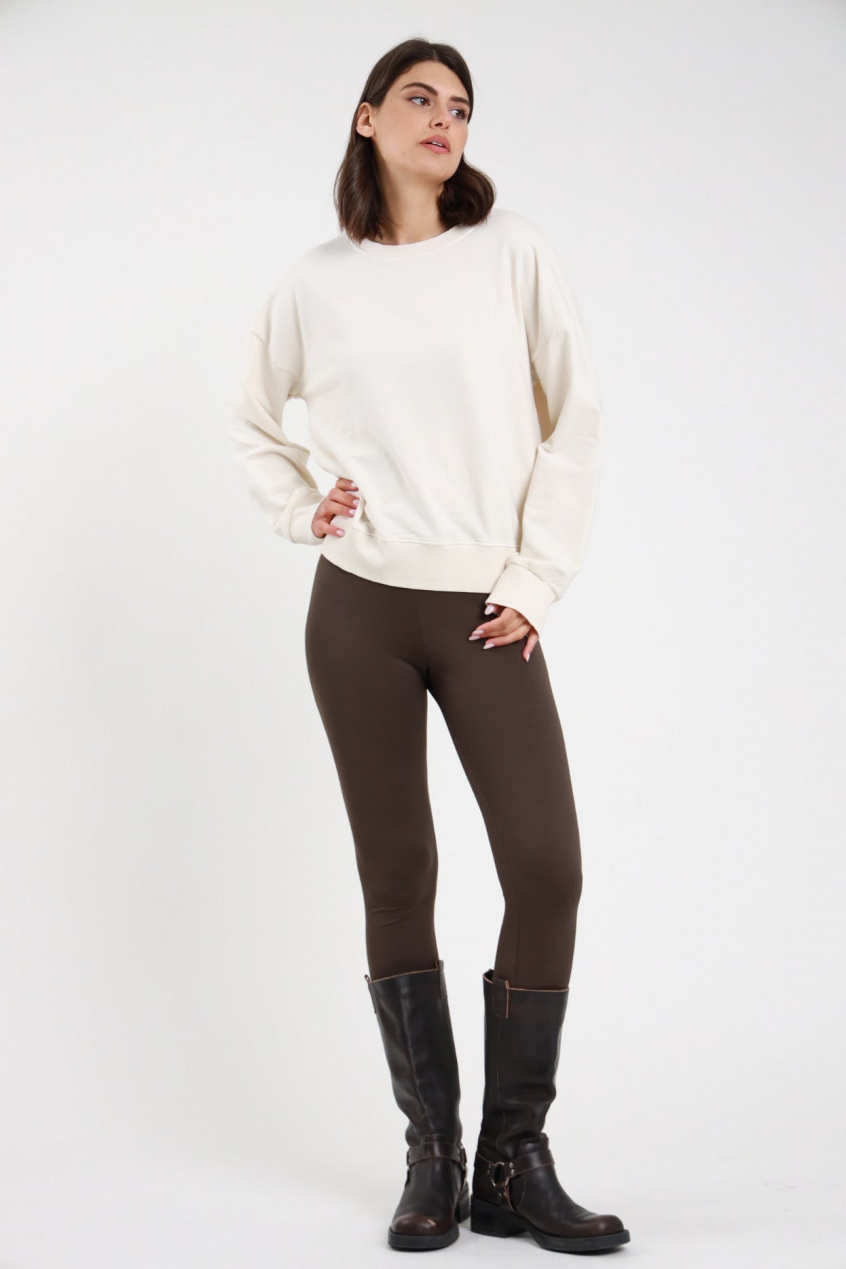 Leggings tactel donna marrone scuro - vista frontale con maglione panna oversize