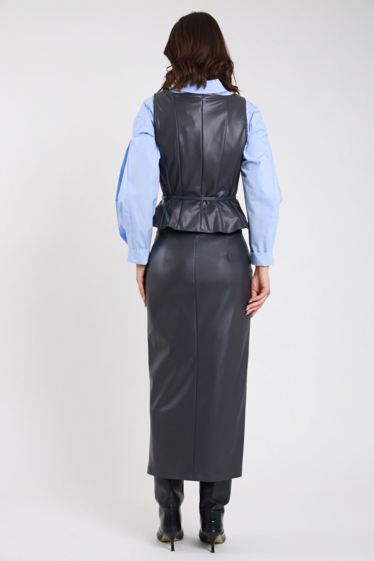 Gonna longuette ecopelle grigio antracite donna Susy Mix – vita alta vista posteriore con top ecopelle e camicia azzurra