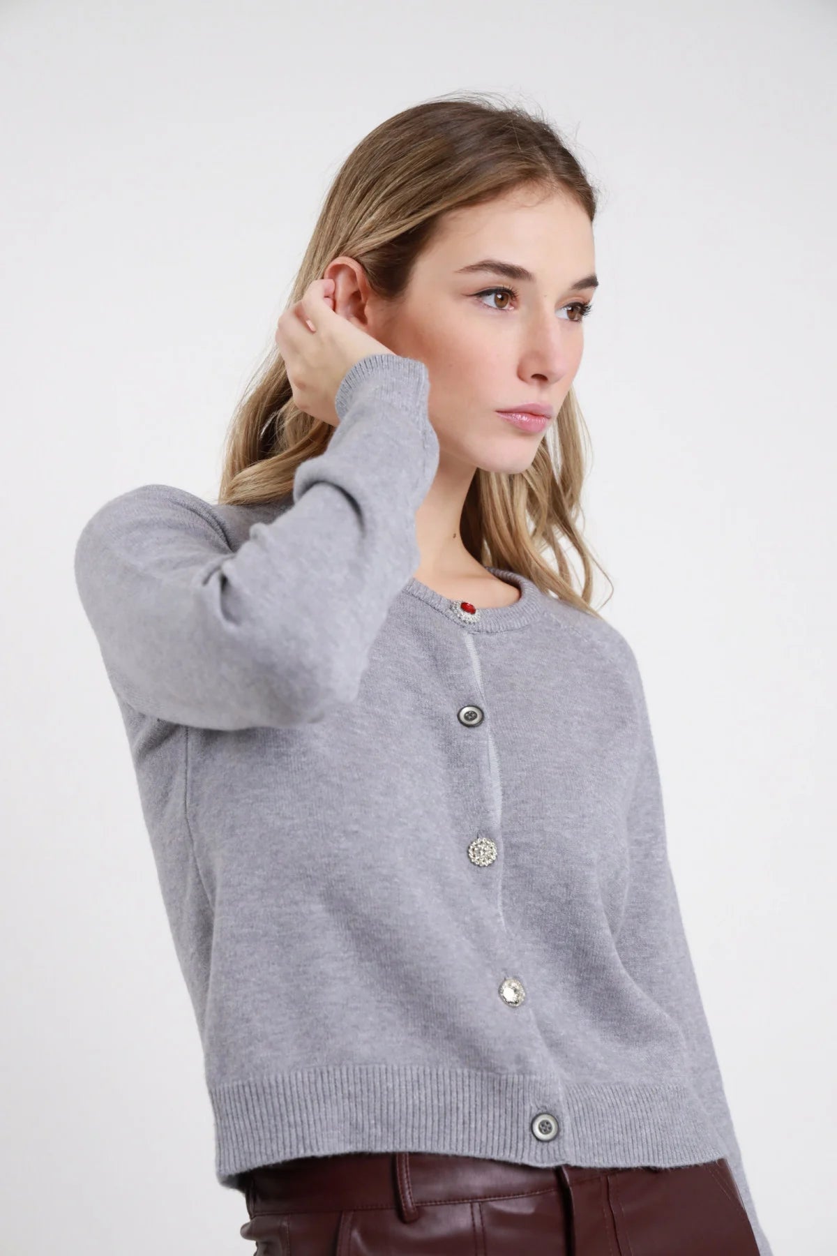 Cardigan Crop Bottoni Gioiello bianco panna 49% viscosa posteriore liscio retro manica lunga bordo costina silhouette fitted crop - modella intera posteriore posa statica capelli castani scuri bob sfondo bianco jeans navy scuro