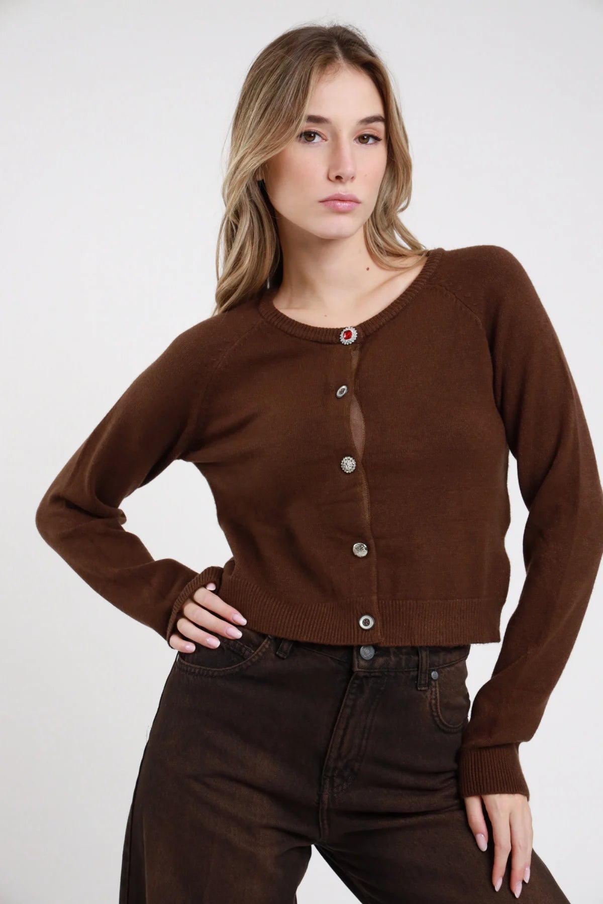 Cardigan Crop Bottoni Gioiello blu navy 49% viscosa girocollo bottoni gioiello misti dettaglio frontale manica lunga costina fitted crop - modella busto frontale sguardo frontale capelli biondi ondulati sfondo bianco jeans grigio