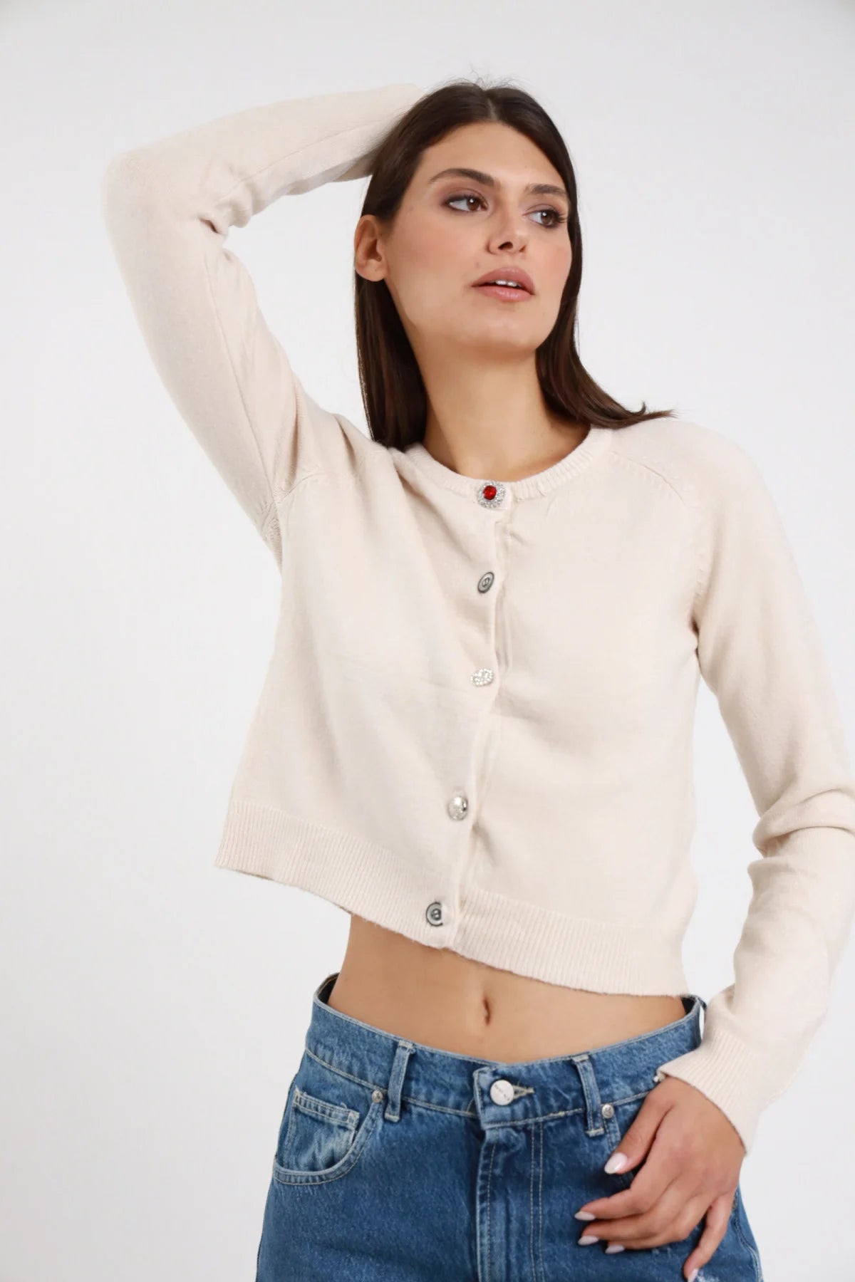 Cardigan Crop Bottoni Gioiello nero 49% viscosa girocollo bottoni gioiello misti manica lunga costina silhouette fitted slim crop dettaglio - modella busto frontale sguardo frontale capelli biondi sfondo bianco jeans marrone cioccolato
