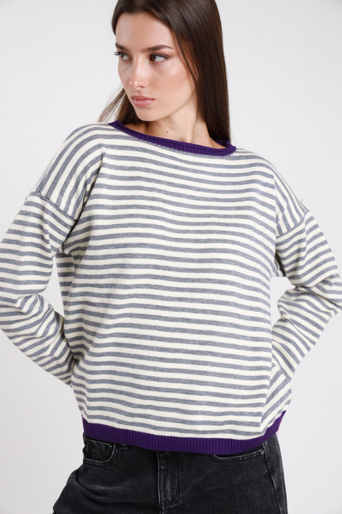 Pullover righe grigio viola donna Susy Mix – oversize girocollo bordi viola vista frontale