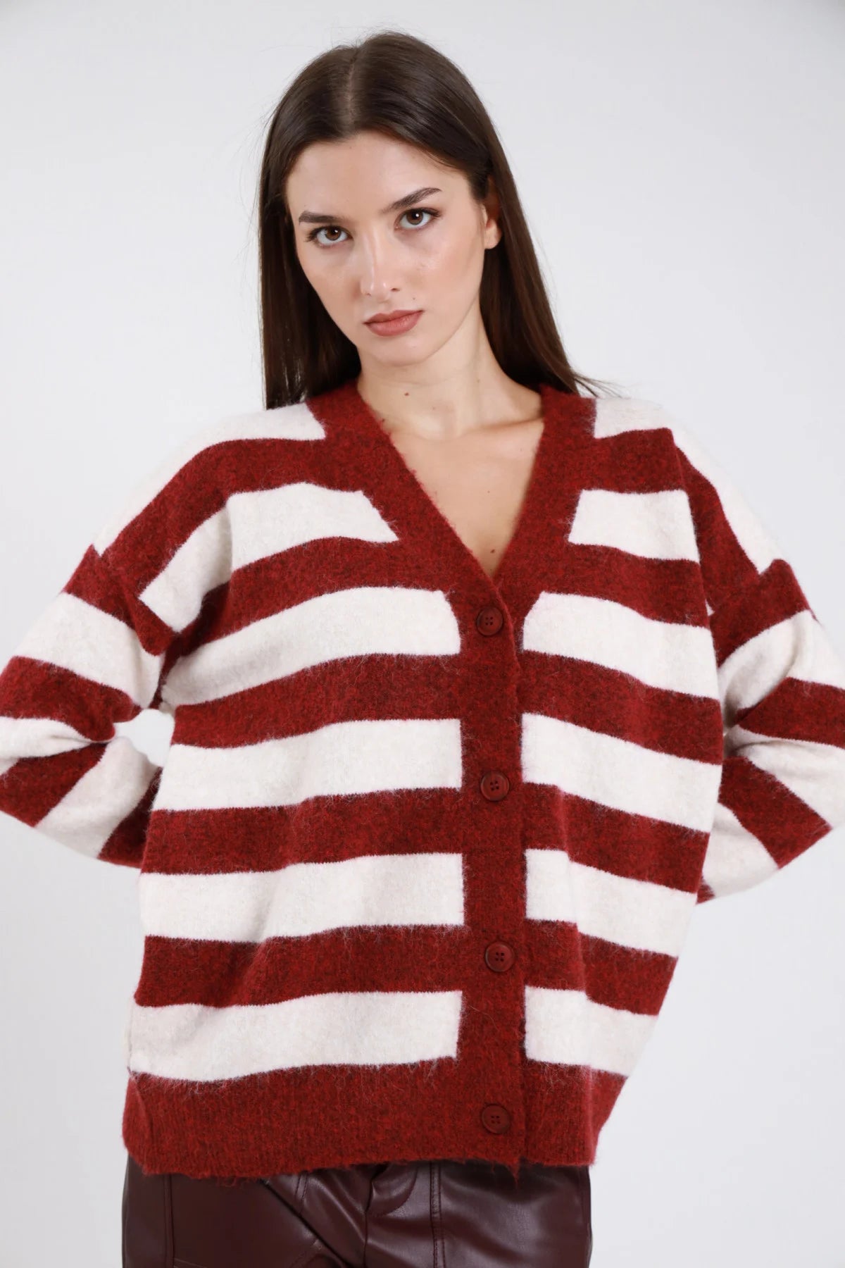 Cardigan righe maxi bordeaux carminio panna avorio eyelash fluffy frontale busto scollo V abbottonatura 4 bottoni resina bordeaux manica dropped shoulder balloon polsino coste oversize - modella frontale busto sguardo frontale intenso pantaloni bordeaux ecopelle capelli neri lisci