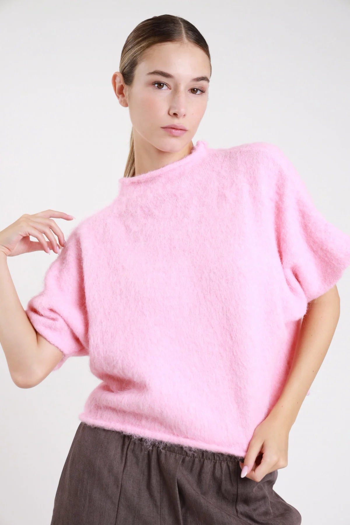 Pullover maniche corte navy blu notte mohair batwing oversize frontale - modella busto frontale mani ai fianchi sguardo frontale pantalone quadri cammello capelli castani lisci