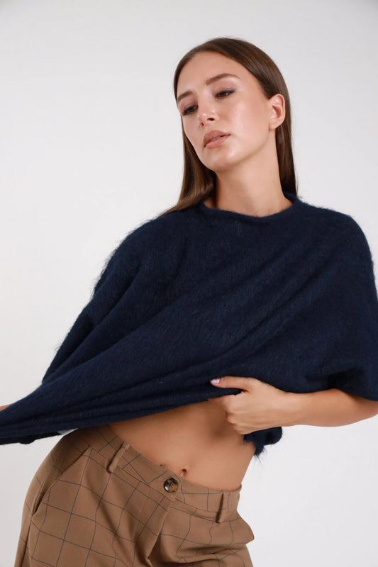 Pullover maniche corte navy blu notte spazzolato retro kimono orlo sfrangiato - modella retro intera sguardo posteriore pantalone quadri cammello capelli castani lunghi lisci