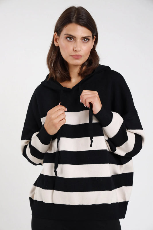 Felpa maglia cappuccio righe bold nero panna donna oversize coulisse laccio polsino costine fondo costine - vista frontale mezzo busto mani al laccio cappuccio