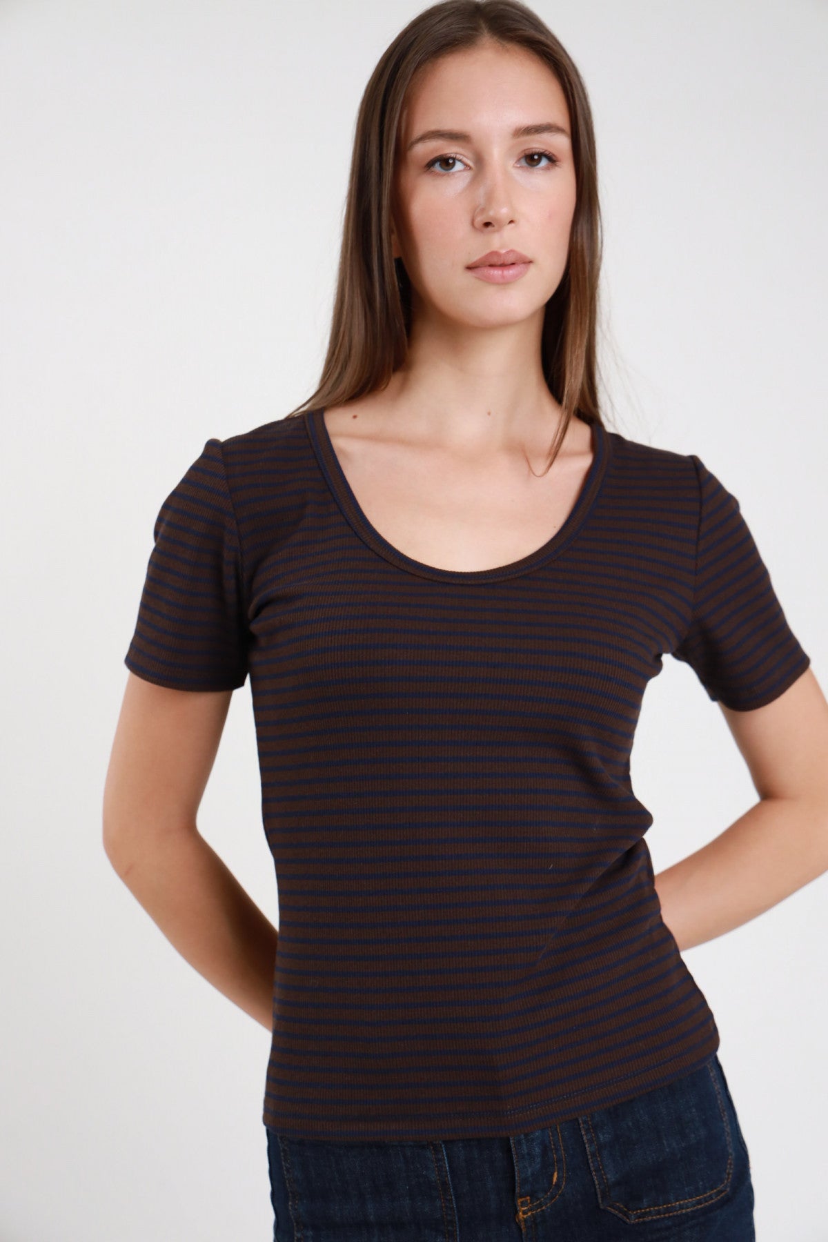 Maglia costine a righe nero bordeaux blu donna scollatura U ampia maniche corte aderente - vista frontale braccia lungo i fianchi con jeans blu scuro